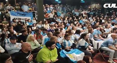 احتفال جماهير الأرجنتين بكأس العالم في برشلونة