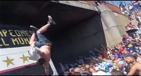 مشجع يقفز داخل حافلة منتخب الأرجنتين وآخر يسقط