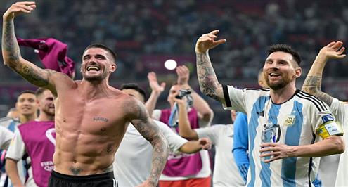 ميسي يحتفل مع لاعبي الأرجنتين بعد التأهل لربع نهائي المونديال