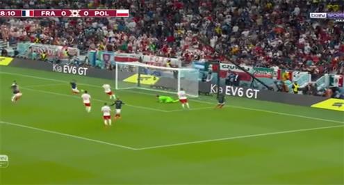 جيرو يهدر هدفا بطريقة غريبة أمام بولندا