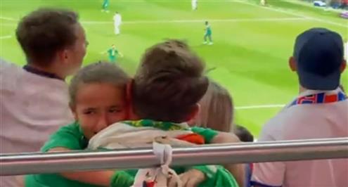 بكاء طفلة تشجع منتخب السنغال بعد هدف إنجلترا