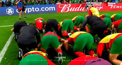 سجود اللاعبين والجهاز الفني للمغرب بعد التأهل إلى ربع نهائي كأس العالم 