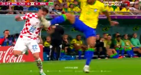 تدخل عنيف من دانيلو أمام لاعب كرواتيا 