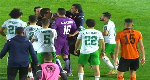 اشتباكات بين لاعبي المصري وحكم المباراة بعد صافرة النهاية  