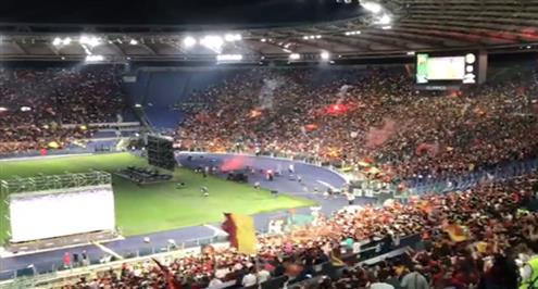 جماهير روما تتابع مباراة الفريق أمام فينورد في ملعب الأوليمبيكو