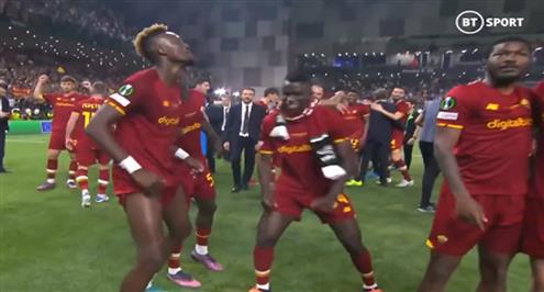 رقص لاعبي روما بعد الفوز بأول لقب أوروبي في تاريخ النادي