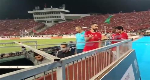 عمرو السولية يُلقي الميدالية بعد خسارة دوري أبطال افريقيا