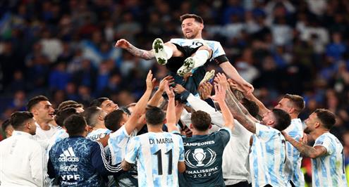 احتفال لاعبي الأرجنتين بالقائد ميسي بعد الفوز على إيطاليا
