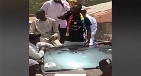 ساديو ماني يحتفل مع جماهير السنغال خلال جولة كأس الأمم الإفريقية