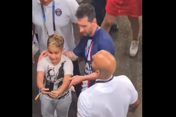 لفتة رائعة من ميسي مع طفل مشجع في كأس السوبر الفرنسي