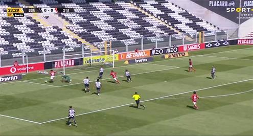  لاعب سانتا كلارا يسجل هدفا بعد مهارة رائعة في الدوري البرتغالي