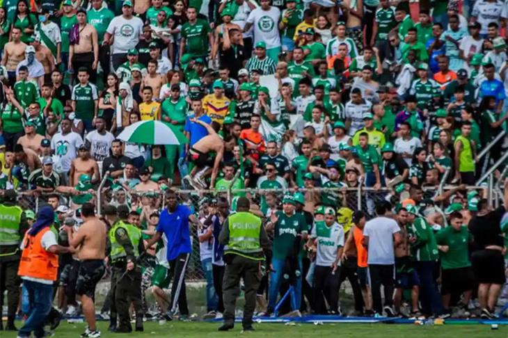 اشتباكات جماهير ديبورتيفو كالي الكولومبي بعد خسائر الفريق المتتالية
