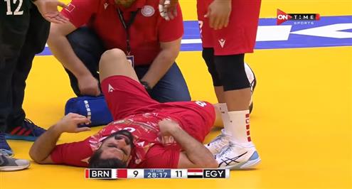 بكاء لاعب البحرين بعد إصابة أمام منتخب مصر