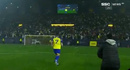 كريستيانو رونالدو يرسل الهدايا التذكارية لجمهور النصر 