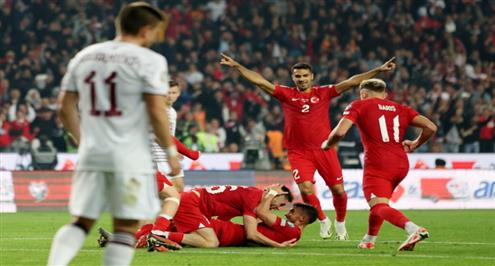فرحة لاعبي منتخب تركيا بعد التأهل لنهائيات بطولة أمم أوروبا 2024
