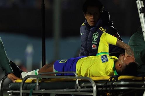 لحظة إصابة نيمار في مباراة اوروجواي والبرازيل