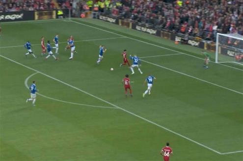 تسديدة من محمد صلاح أمام ايفرتون