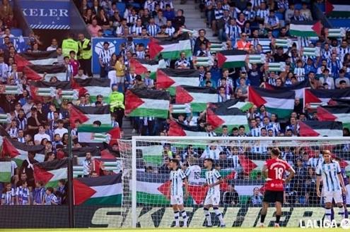 جماهير ريال سوسيداد ترفع علم فلسطين في المدرجات في الدوري الإسباني