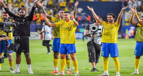 رونالدو يحتفل مع لاعبي وجماهير النصر بعد الفوز أمام استقلول