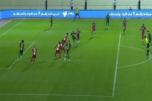 محمد شريف يطالب بركلة جزاء بعد كرة مشتركة مع طارق حامد 