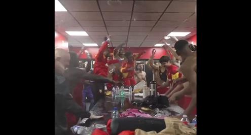 فرحة واحتفال لاعبي لانس في غرفة خلع الملابس بعد الفوز على أرسنال