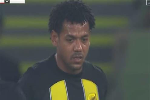 رومارينيو لاعب الاتحاد يغادر مباراة أبها للإصابة مبكراً