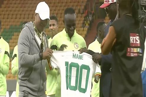 تكريم ساديو ماني بعد الوصول للمباراة رقم 100 مع منتخب السنغال