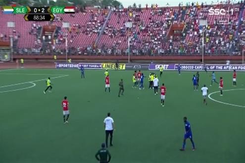 جماهير سيراليون تقتحم الملعب من أجل محمد صلاح