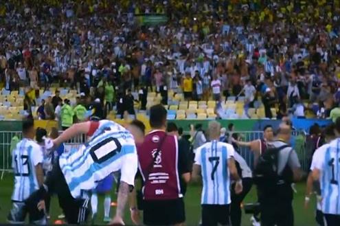 لاعبو الأرجنتين يذهبون لتهدئة الجماهير قبل مباراة البرازيل