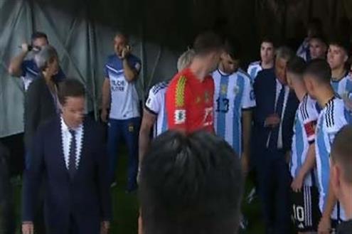 عودة لاعبي الأرجنتين إلى أرض الملعب لبدء مباراة البرازيل