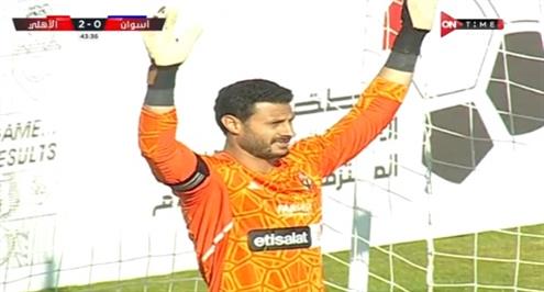 الشناوي يتصدى لركلة جزاء أحمد خالد لاعب أسوان