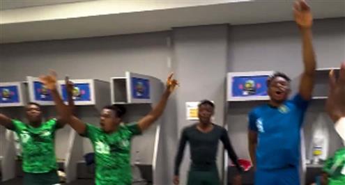 رقص لاعبي نيجيريا للشباب في غرفة خلع الملابس احتفالاُ بالفوز ببرونزية إفريقيا