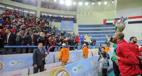 لاعبي الأهلي تحتفل مع الجماهير بكأس البطولة العربية للطائرة