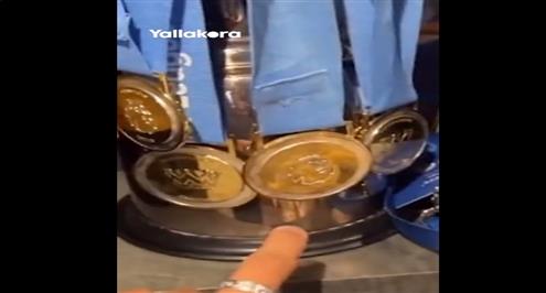 رياض محرز يستعرض ميداليات بريمرليج الخاصة به
