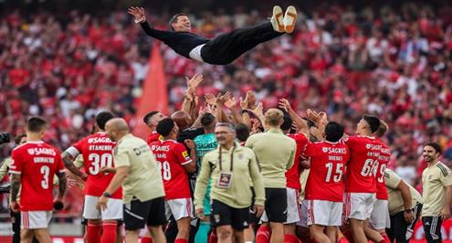 احتفال لاعبي بنفيكا بعد الفوز بالدوري البرتغالي