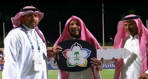 فرحة مشجع اتحاداوي بعد اهداءه عربية بين شوطي مباراة الاتحاد والفيحاء	