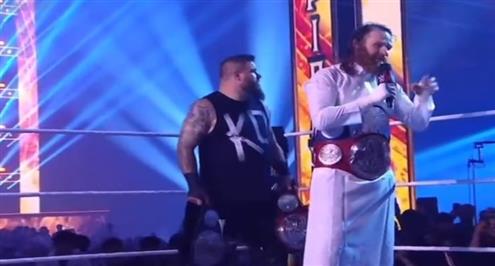 مصارع WWE يتحدث العربية ويغضب رومان رينز