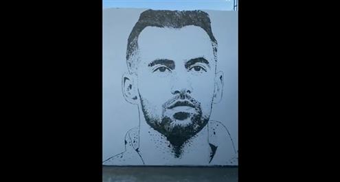 بطريقة مختلفة.. فنان يبدع في رسم بوسكيتس