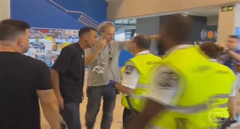 صديق فينسيوس يتعرض للعنصرية من أحد افراد الأمن في مباراة محاربة العنصرية