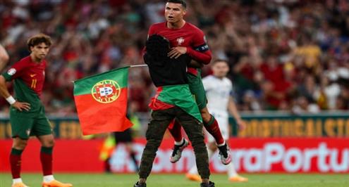 مشجع يتصرف بغرابة بعد اقتحام مباراة البرتغال والبوسنة والهرسك