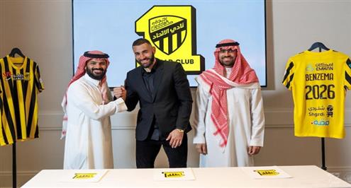 لحظة وصول كريم بنزيما مهاجم الاتحاد الجديد إلى جدة على متن طائرة خاصة