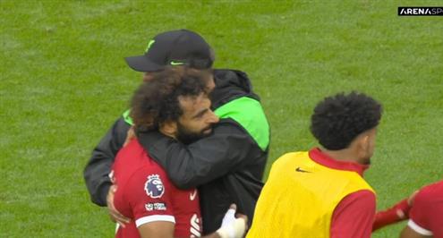 صلاح يعانق كلوب بعد فوز ليفربول أمام نيوكاسل