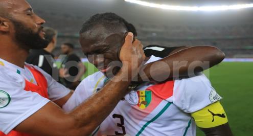 فرحة وبكاء لاعبي غينيا بعد التأهل لربع نهائي أمم أفريقيا