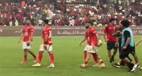 تحية جماهير الأهلي للاعبين بعد الفوز على سيراميكا كليوباترا