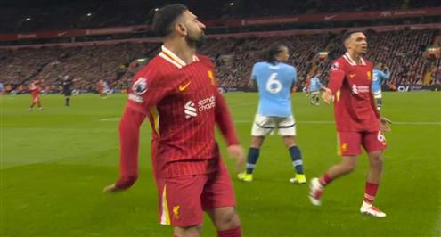 غضب محمد صلاح بعد تدخل قوي من ناثان اكي في مباراة مانشستر سيتي