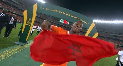 لاعب كوت ديفوار ماكس جراديل يرفع علم المغرب في احتفالات التتويج بأمم أفريقيا