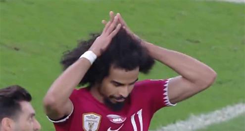 هدف ضائع من أكرم عفيف لاعب قطر أمام إيران