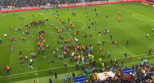 أحداث شغب واعتداءات بين جماهير طرابزون ولاعبي فنربخشة في الدوري التركي