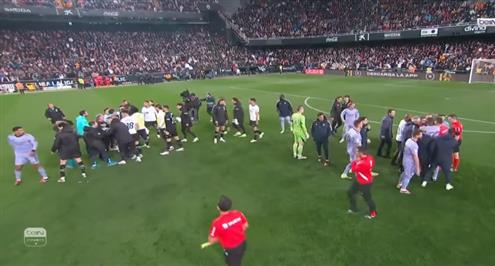 اعتراض لاعبي ريال مدريد على الحكم بعد نهاية مباراة فالنسيا