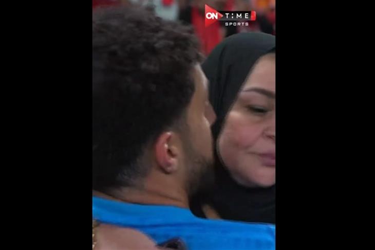 مصطفى شوبير يحتفل مع والدته بعد الفوز بكأس مصر